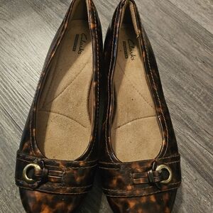 Clarks Women's Brown Patterned Slippers